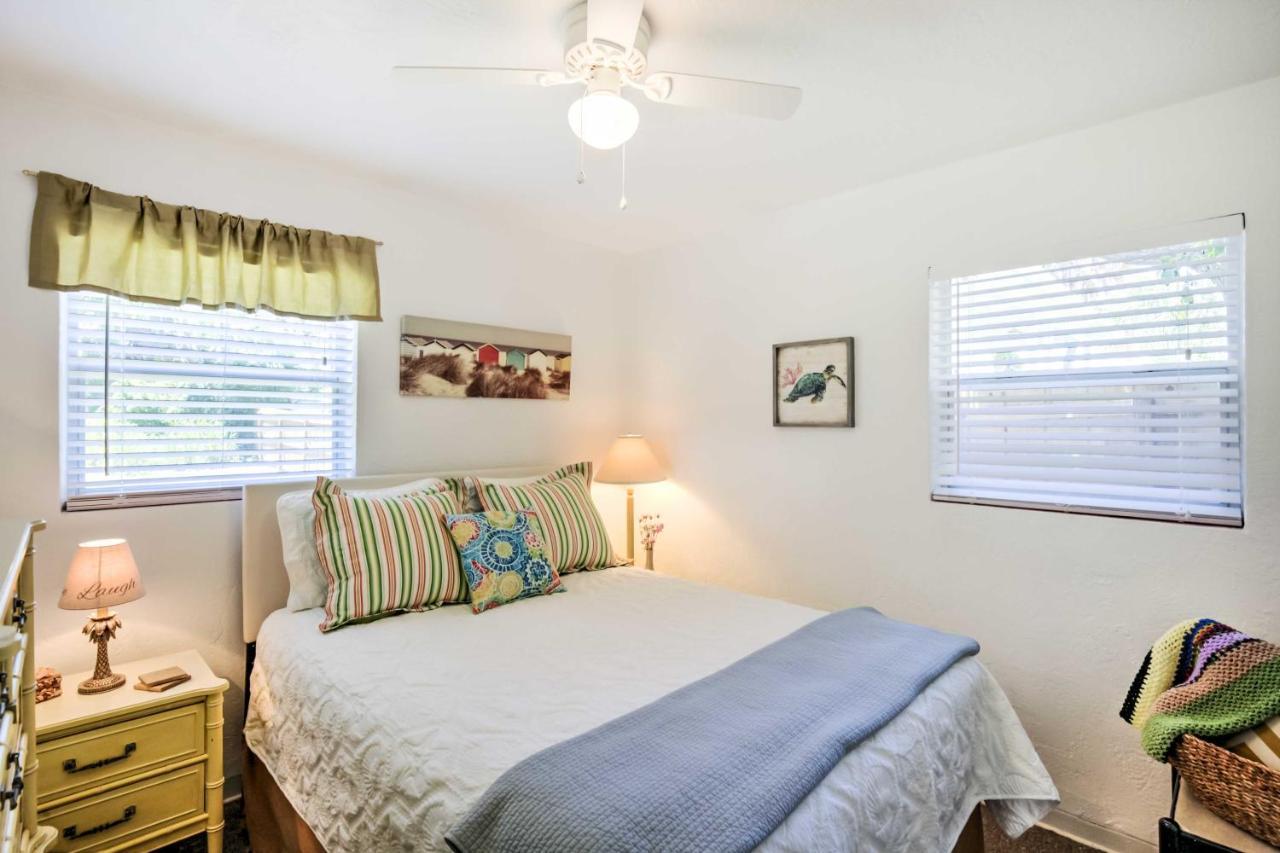 New Smyrna Beach Abode With Fire Pit, Walk To Beach! Kültér fotó